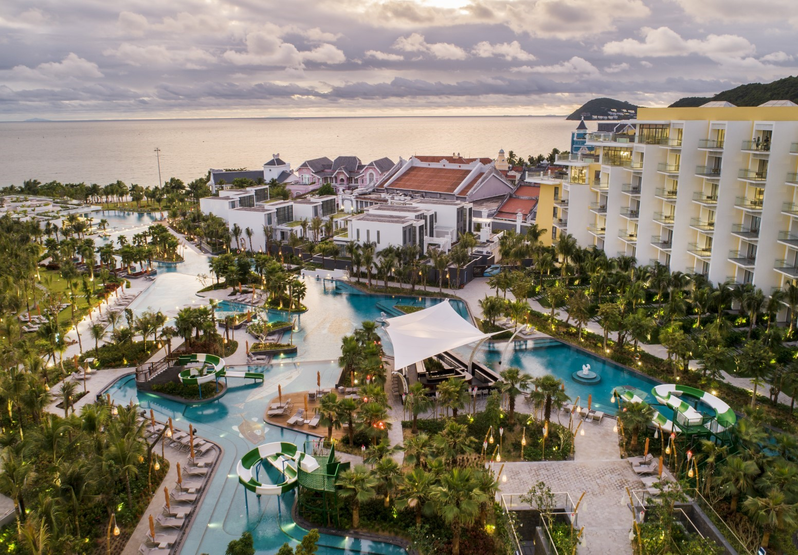 Premier Residences Phu Quoc Emerald Bay tọa lạc bên Bãi Kem thơ mộng