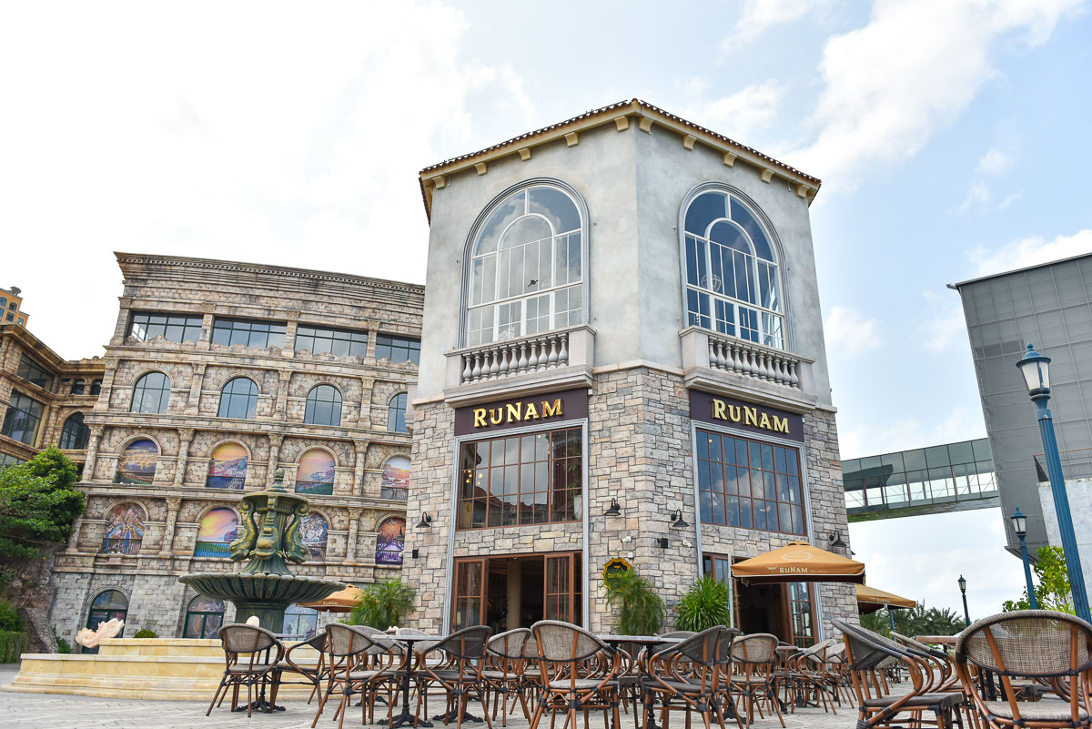 Runam Café mang đến một lựa chọn nhẹ nhàng hơn cho trải nghiệm nhà hàng xem pháo hoa Phú Quốc