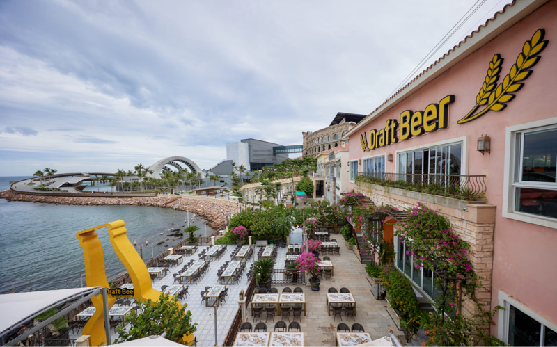 Draft Beer được xem là một trong những địa điểm có quy mô ấn tượng và linh hoạt bậc nhất khi nhắc đến trải nghiệm nhà hàng xem pháo hoa Phú Quốc