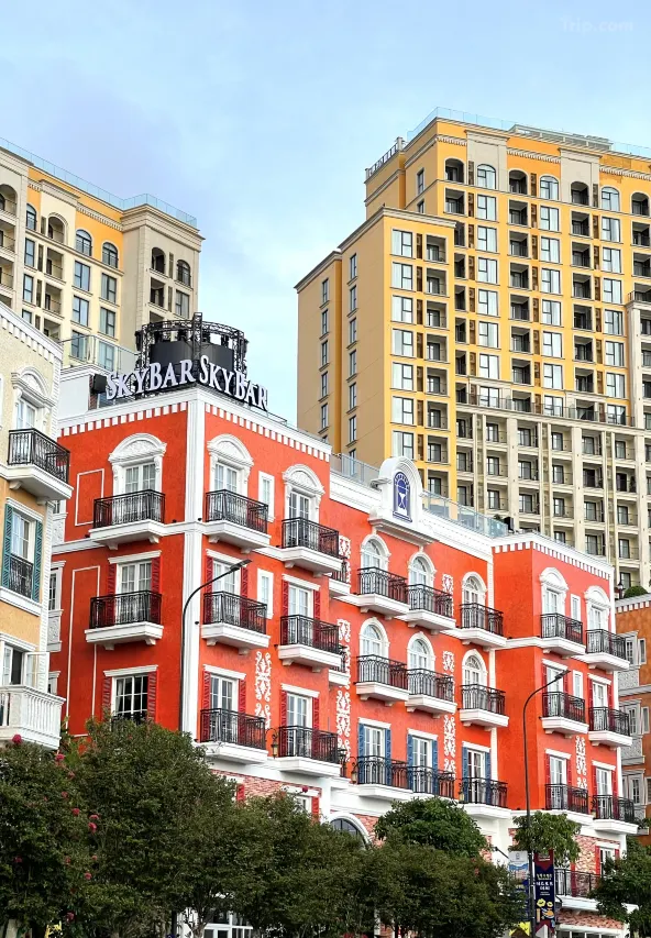 Times Corner Amalfi gây ấn tượng nhờ không gian rooftop – một lợi thế rõ rệt trong trải nghiệm khách sạn ngắm pháo hoa Phú Quốc