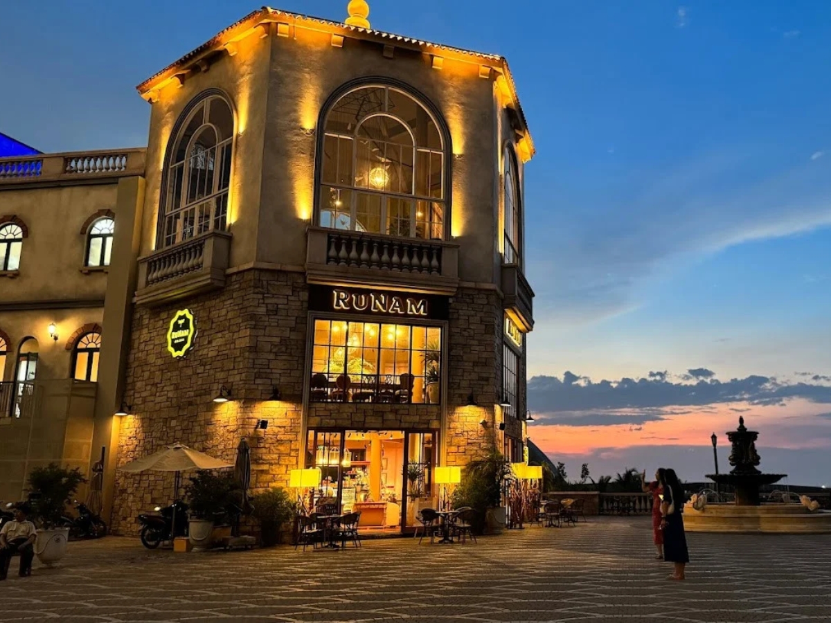 RuNam sở hữu vị trí ngay sát biển, mang đến view ngắm hoàng hôn lý tưởng cho du khách