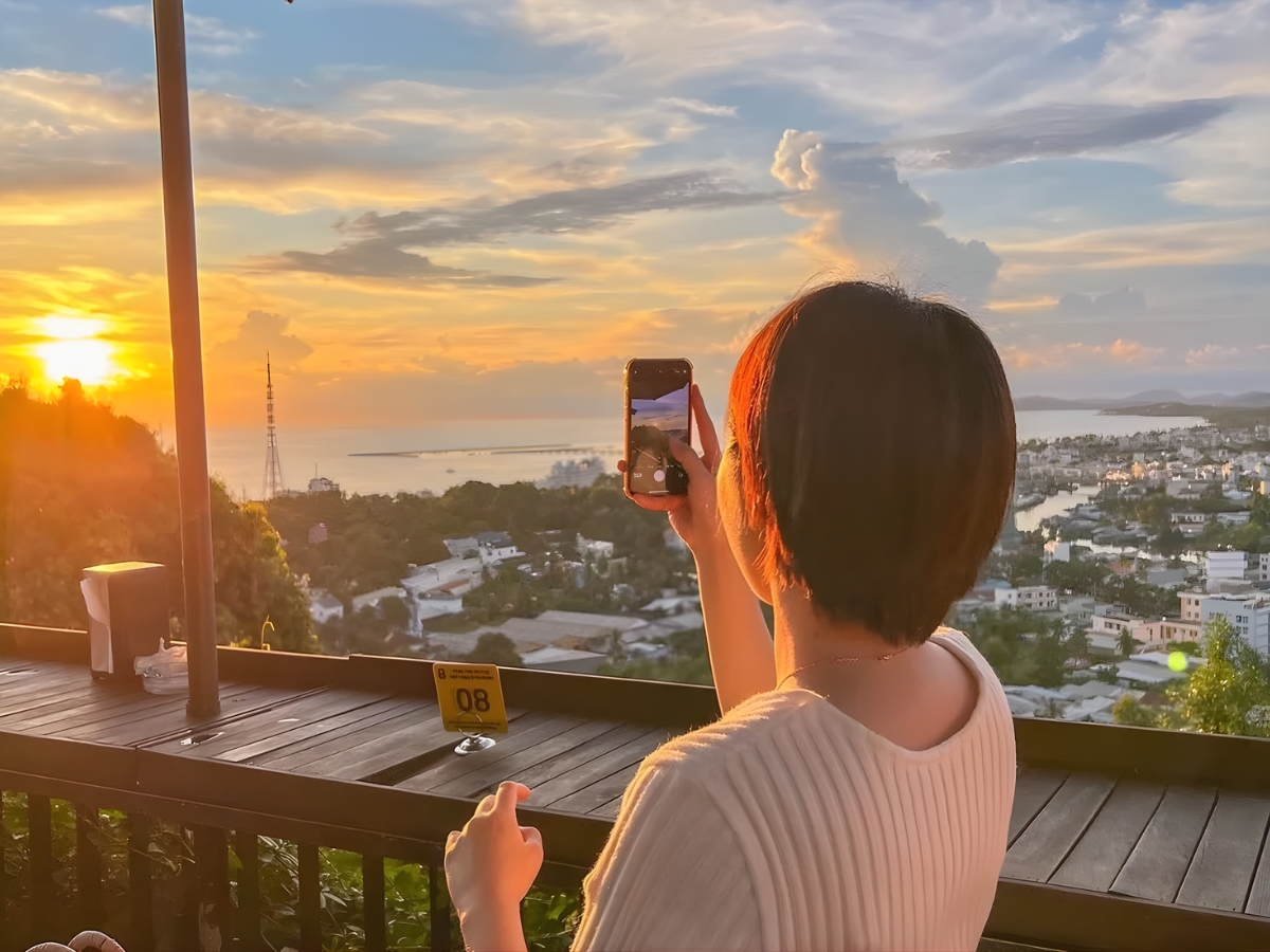 Ngắm hoàng hôn tại các quán cafe ở Phú Quốc là trải nghiệm được nhiều du khách yêu thích