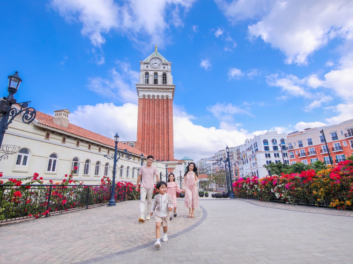 Tham quan và check-in tại Thị trấn Hoàng Hôn
