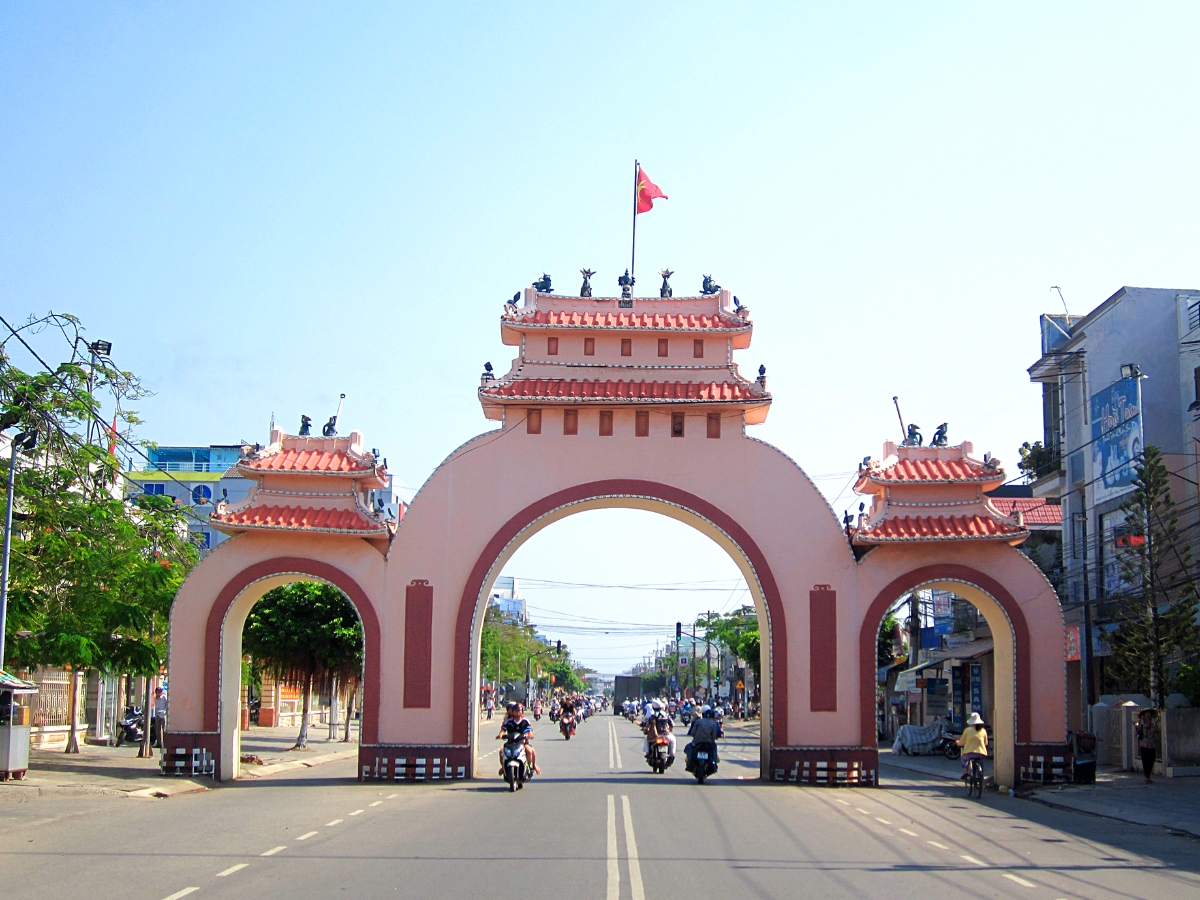 Cổng Tam Quan được thiết kế với ba lối đi theo dạng hình vòm cung mềm mại