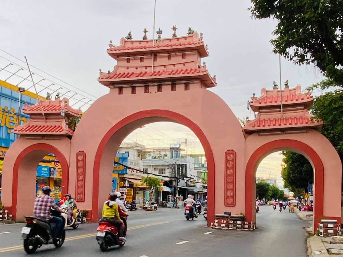 Cổng Tam Quan tọa lạc tại số 339 đường Nguyễn Trung Trực, phường Rạch Giá, tỉnh An Giang