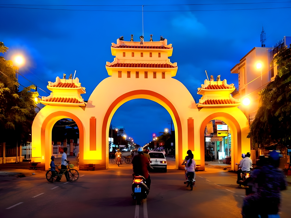 Cổng Tam Quan lên đèn lung linh khi về đêm
