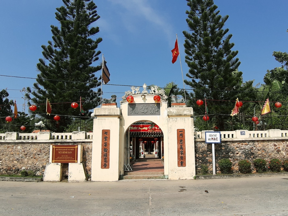 Lăng Mạc Cửu tọa lạc trên đường Mạc Cửu, dưới chân núi Bình San, thuộc phường Hà Tiên