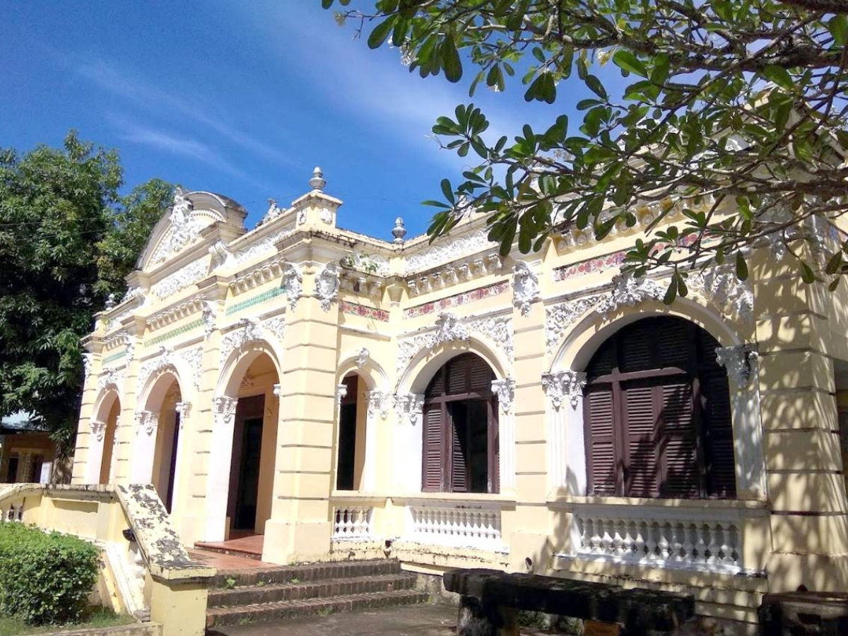 Nhà bảo tàng Kiên Giang là một trong những di tích kiến trúc cổ tiêu biểu của phường Rạch Giá