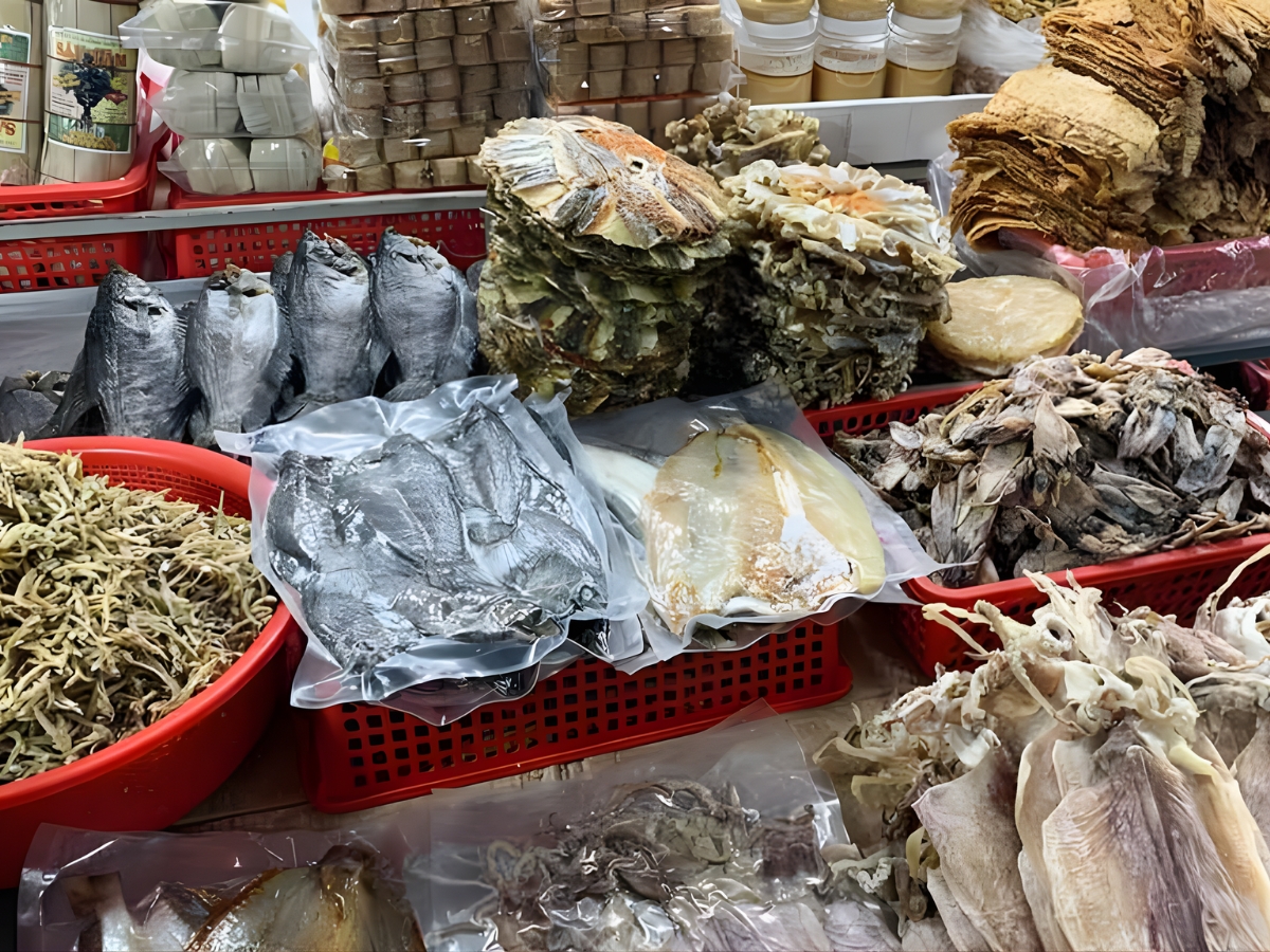 Mua sắm các loại hải sản khô về làm quà