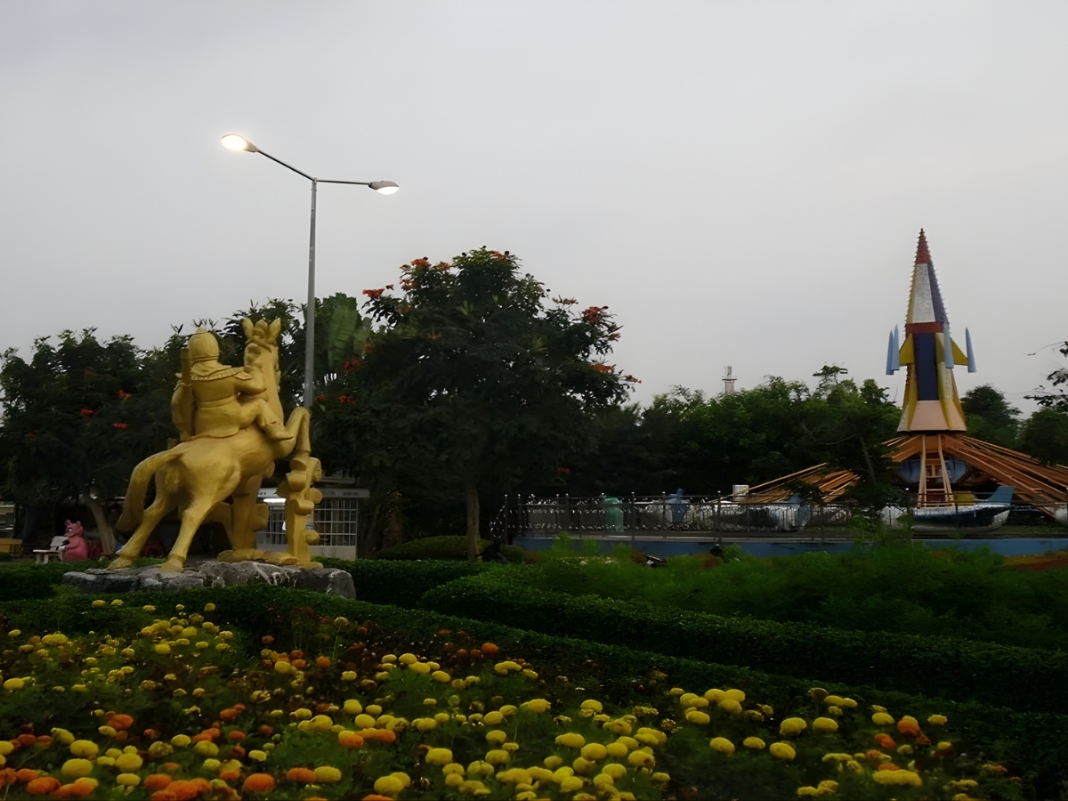 Khu vui chơi ngoài trời với không gian rộng thoáng và nhiều cây xanh