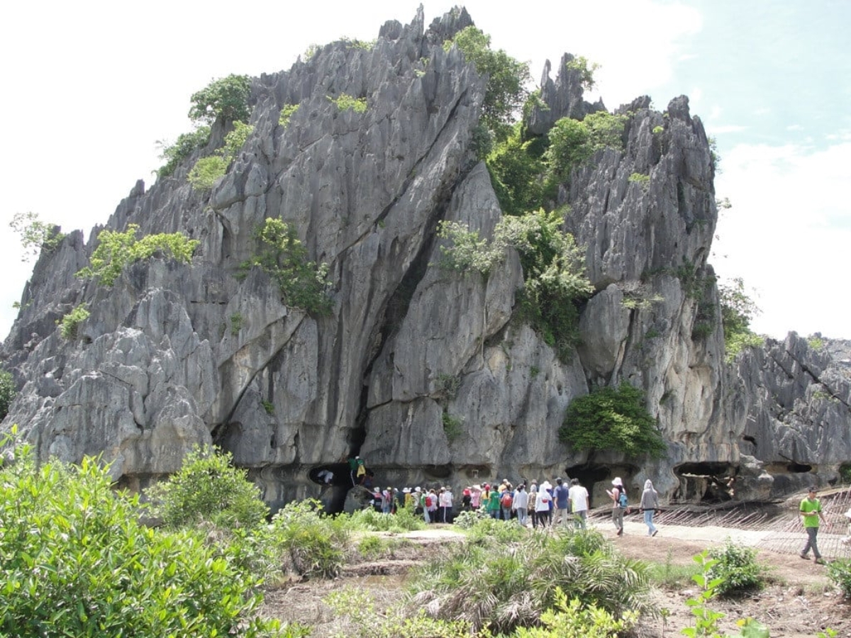 Núi Đá Dựng gắn liền với truyền thuyết Thạch Sanh - Lý Thông trong dân gian
