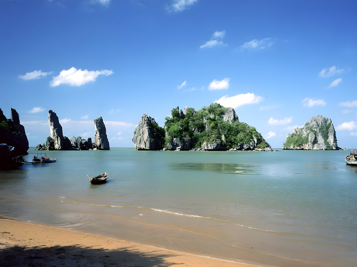 Hòn Phụ Tử là một cụm đảo đá vôi gồm Hòn Phụ và Hòn Tử - tượng trưng cho người cha và người con