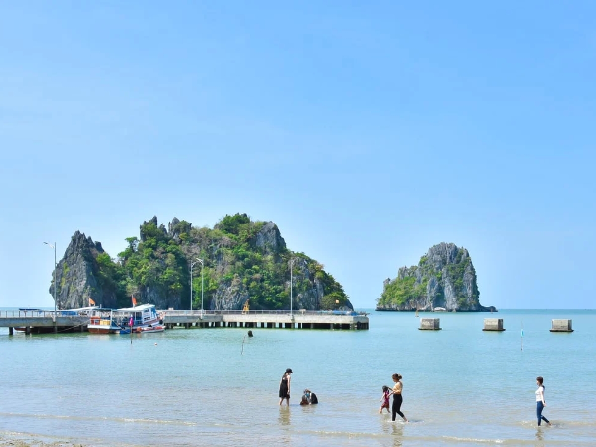 Du khách thỏa thích vui chơi và tắm biển tại Bãi Dương