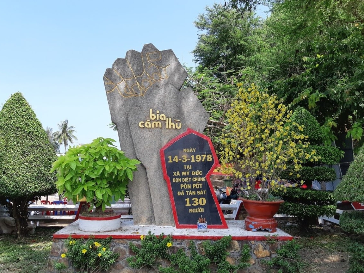 Tấm bia đá trước cửa khu di tích Thạch Động
