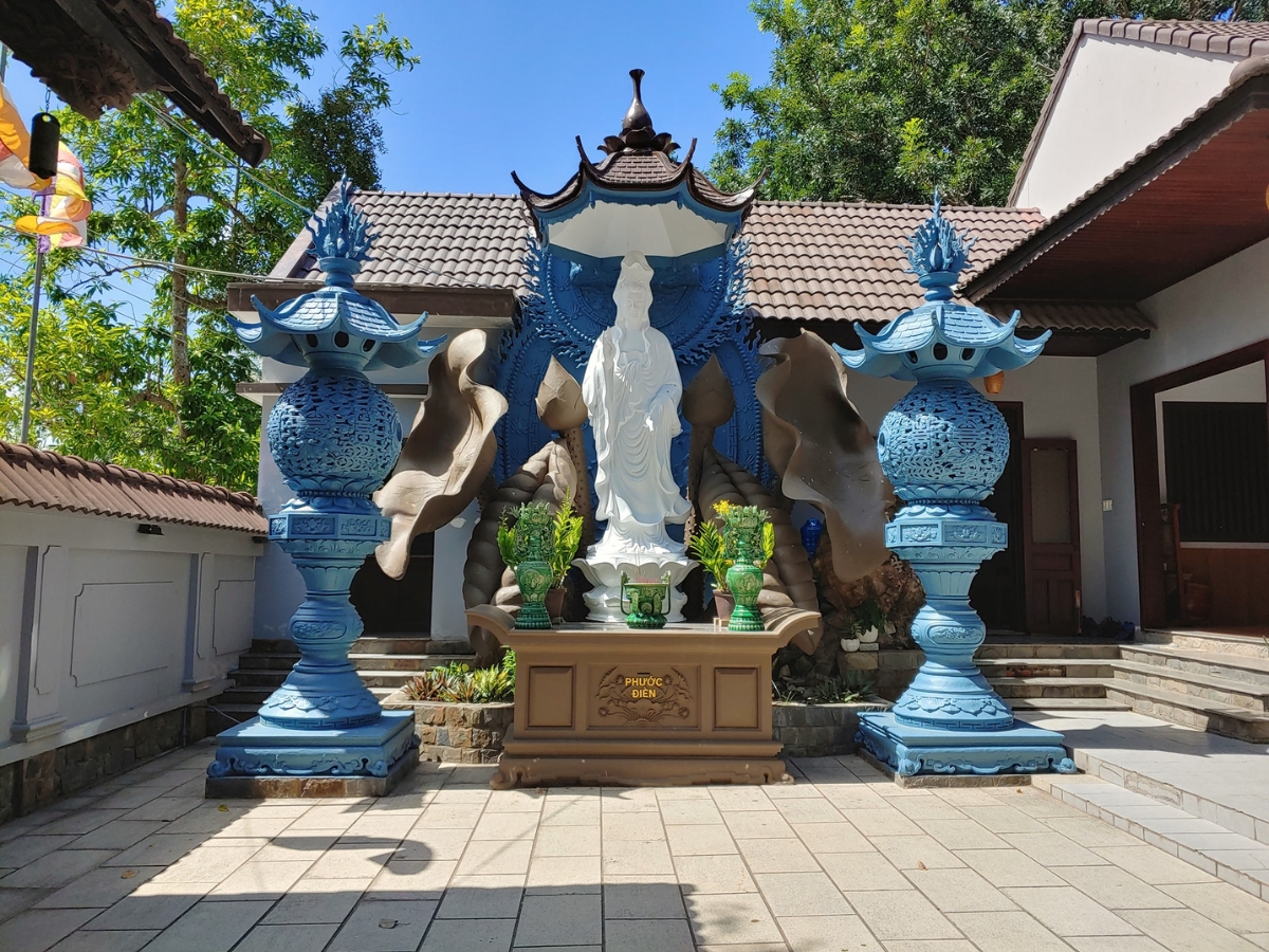 Chùa Phật Đà nằm trên trục đường Mạc Cửu, thuộc phường Hà Tiên, tỉnh An Giang