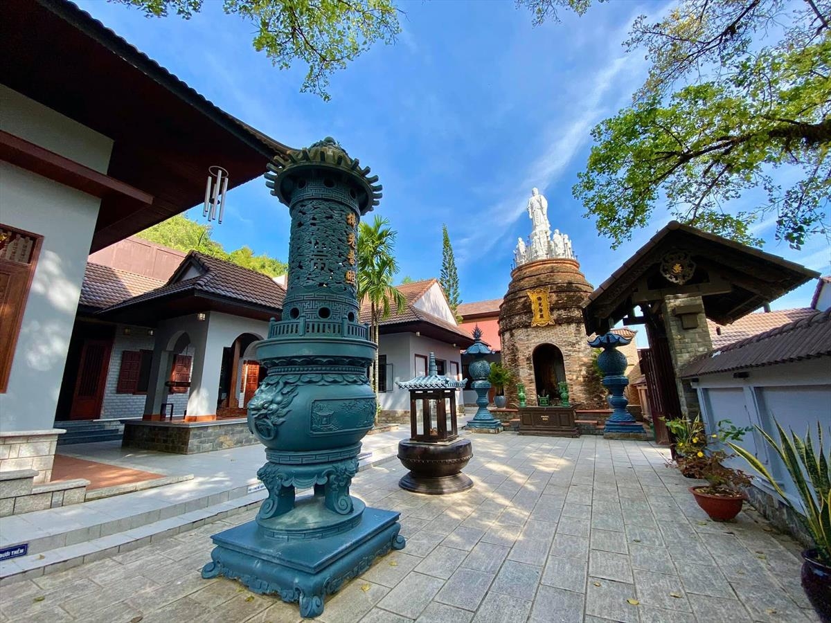 Đi dạo vãng cảnh và thả hồn trong không gian thanh tĩnh, yên bình tại chùa