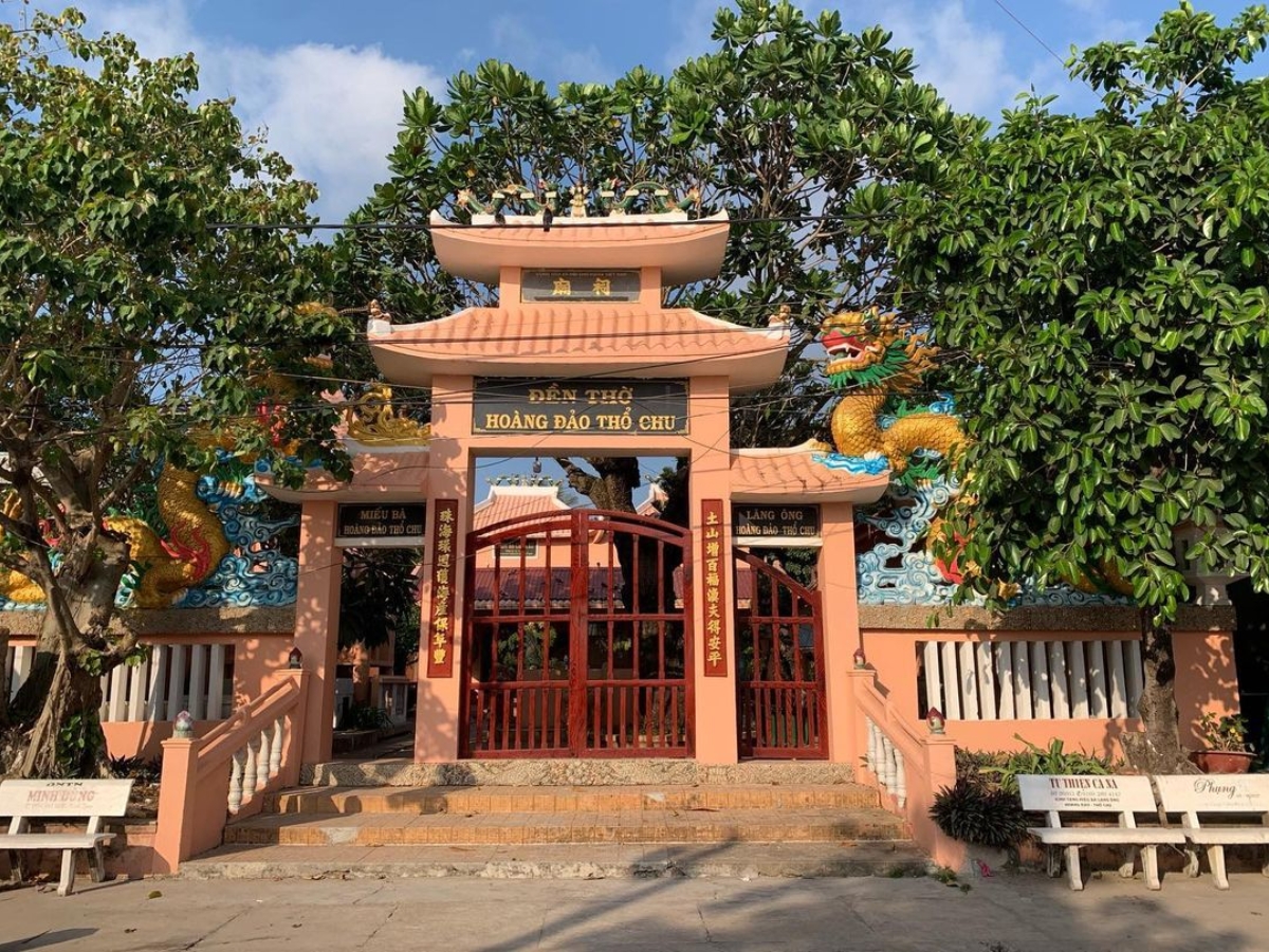Tham quan và chiêm bái tại đền Thổ Chu