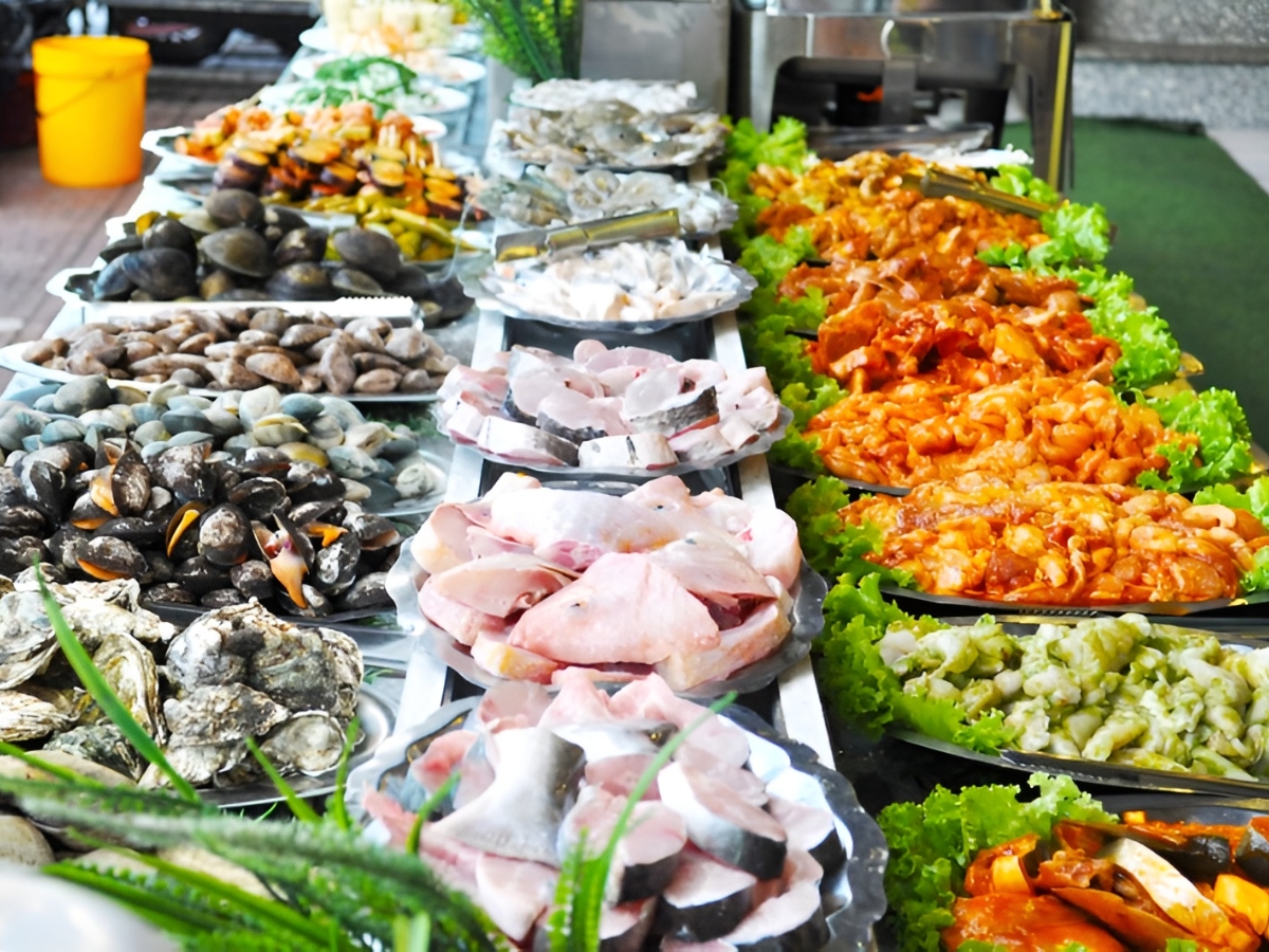 Thưởng thức các món ăn hải sản tươi ngon, hấp dẫn