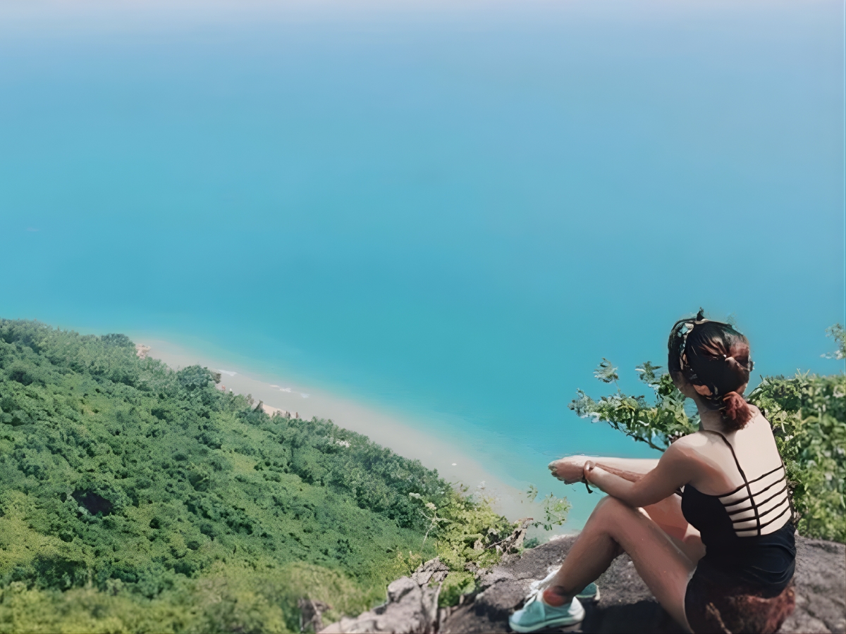 Du khách ngắm cảnh và check-in tại Ma Thiên Lãnh Hòn Sơn