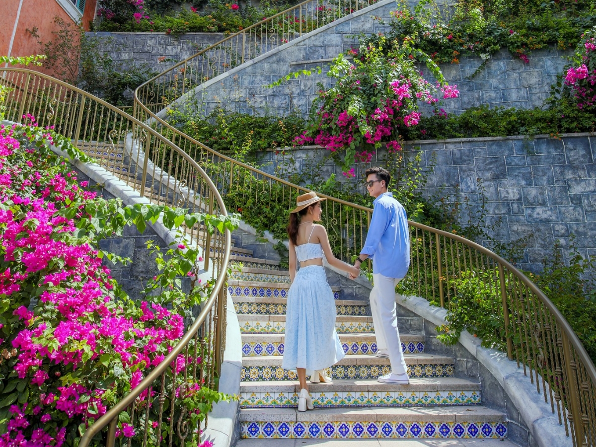 Du khách check-in tại Thị trấn Hoàng Hôn