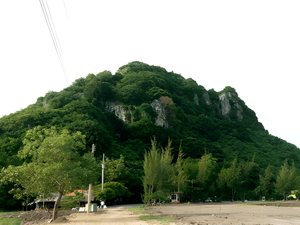 Núi Bình San là một trong những thắng cảnh nổi tiếng của Hà Tiên, tỉnh An Giang