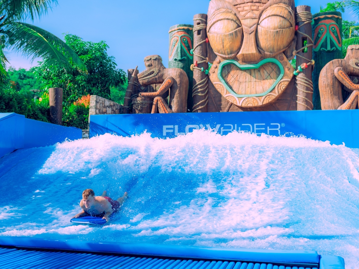 Du khách kết hợp vui chơi tại Sun World Hon Thom