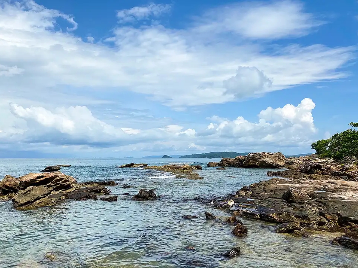 Bãi biển Gành Dầu sở hữu không gian rộng mở và khoáng đạt