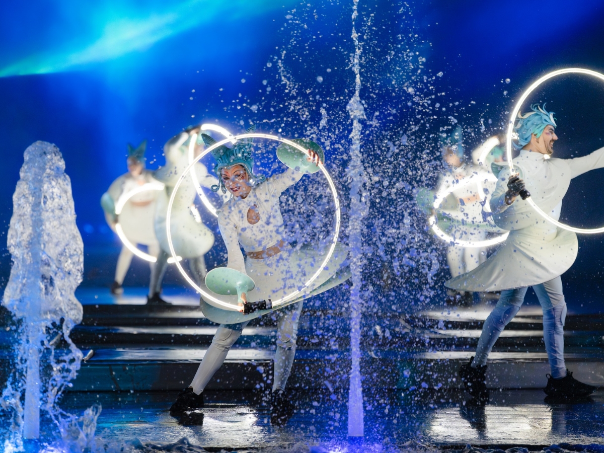 Thưởng thức show diễn Nụ hôn của biển cả