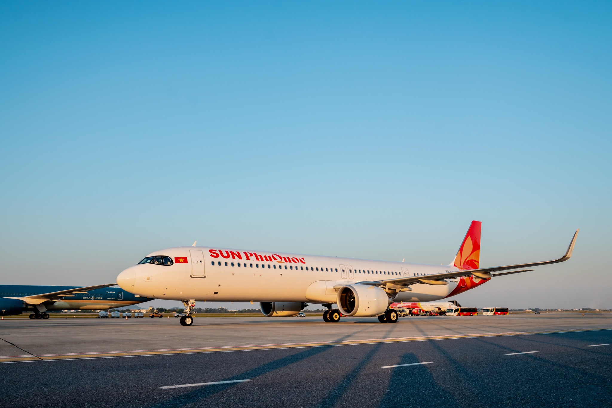 Từ Phú Quốc, bạn có thể bay đến TP.HCM bằng Sun PhuQuoc Airways, rồi sau đó di chuyển đến Vũng Tàu