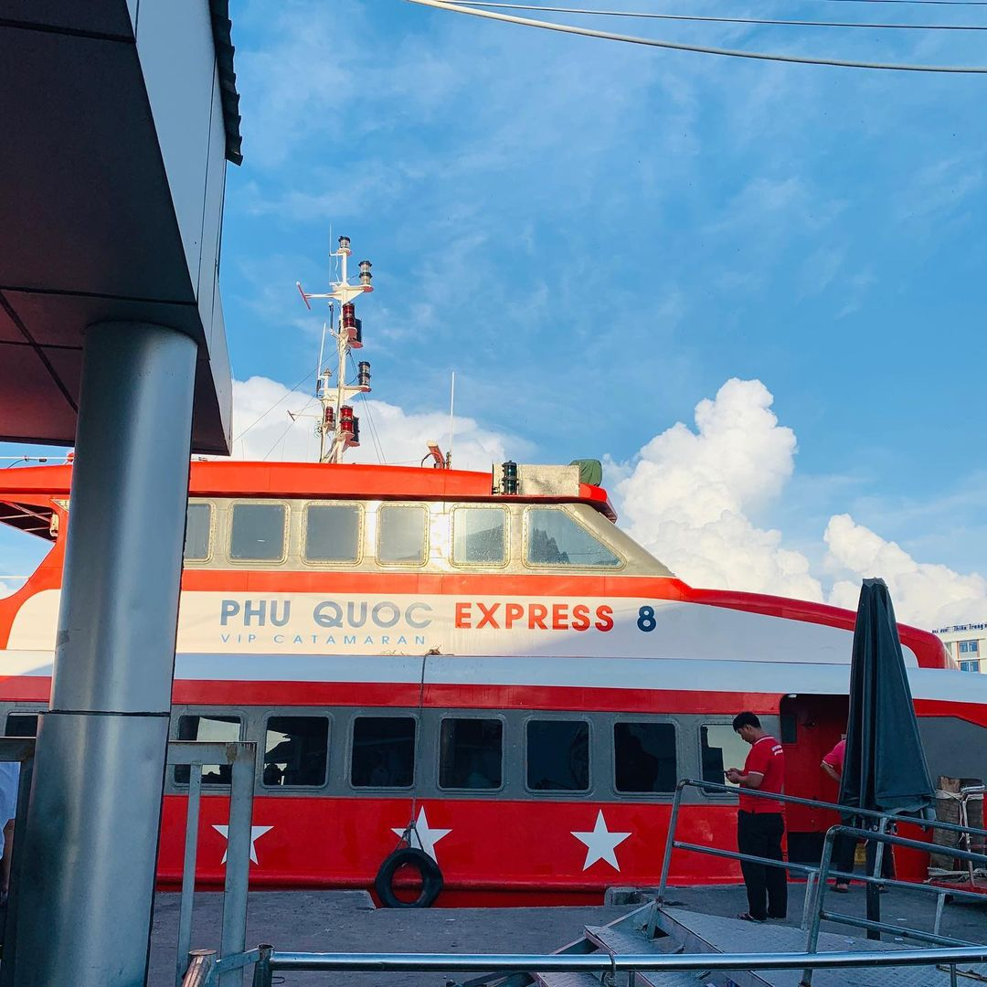 Nếu muốn tối ưu chi phí hoặc mang theo phương tiện cá nhân, tàu và phà là phương án hợp lý trong hướng dẫn đi lại ở Phú Quốc