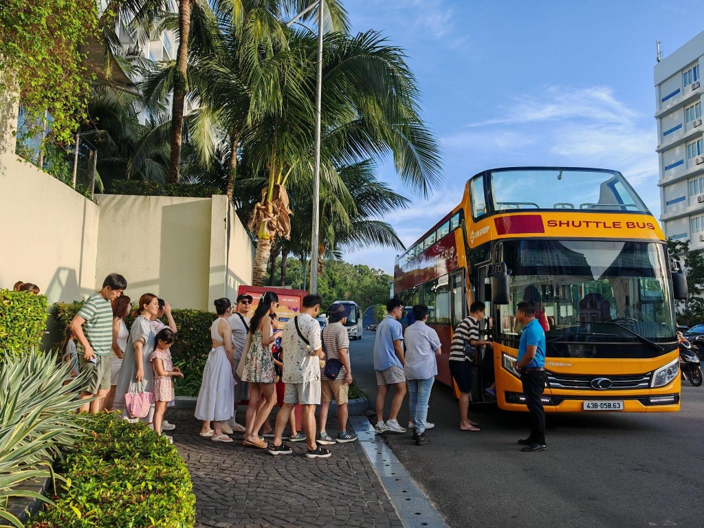 Du khách hào hứng sử dụng shuttle bus