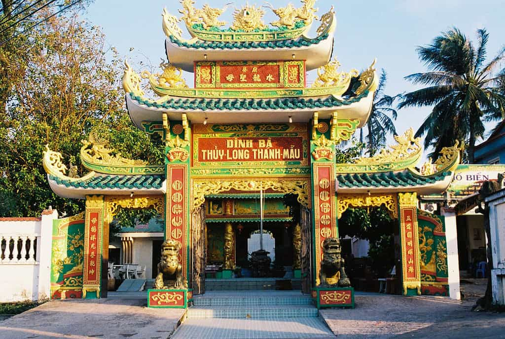 Dinh Bà Thủy Long Thánh Mẫu giữ vai trò quan trọng trong đời sống tâm linh của người dân trên đảo