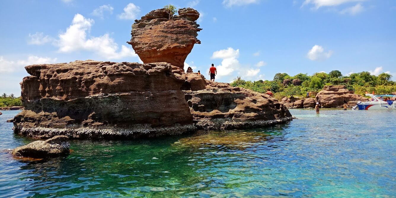 Hòn Gầm Ghì sở hữu thiên nhiên tuyệt đẹp