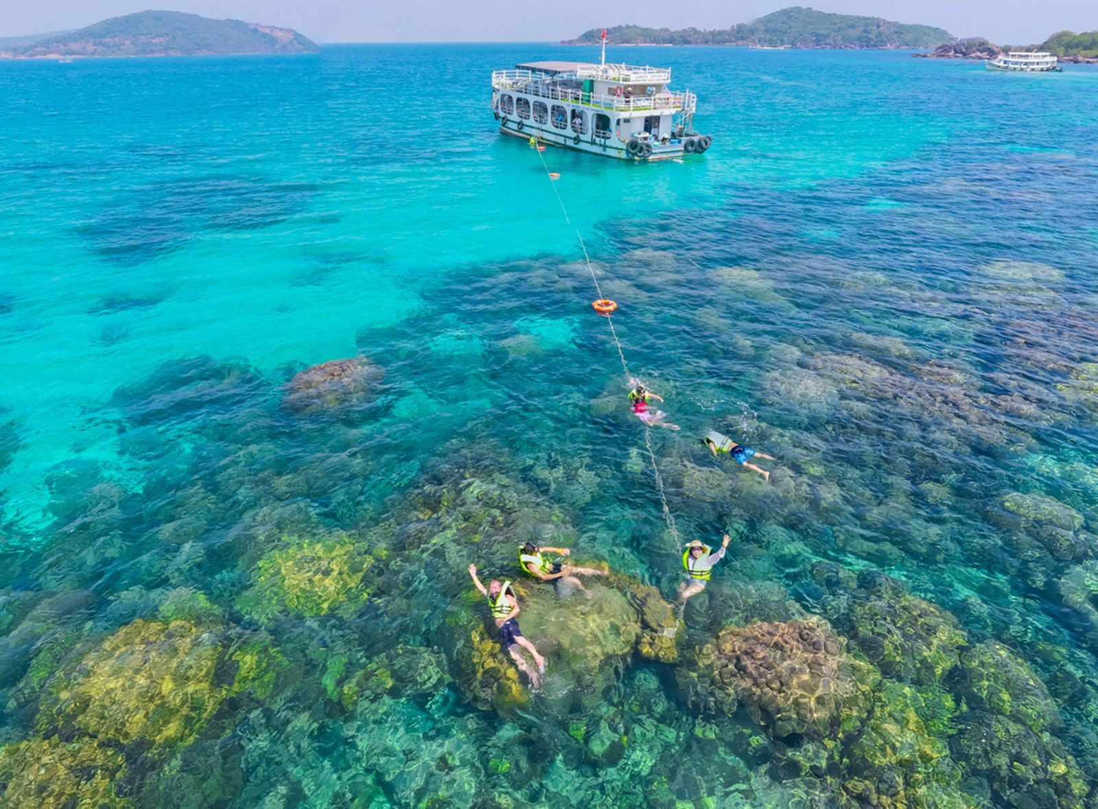 Hầu hết các snorkeling tour Phú Quốc uy tín đều cung cấp bộ thiết bị lặn cơ bản