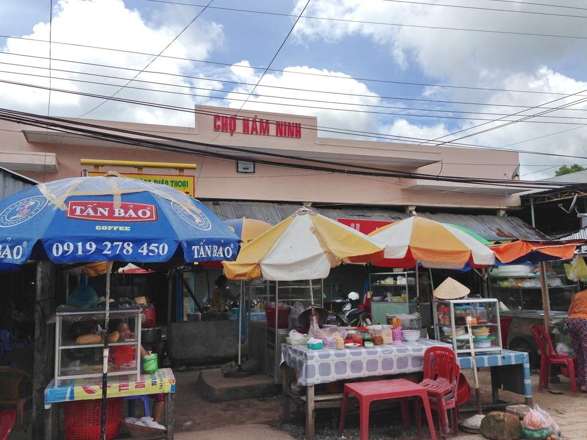 Chợ Hàm Ninh Phú Quốc thuộc làng chài Hàm Ninh – một trong những khu dân cư lâu đời nhất trên đảo