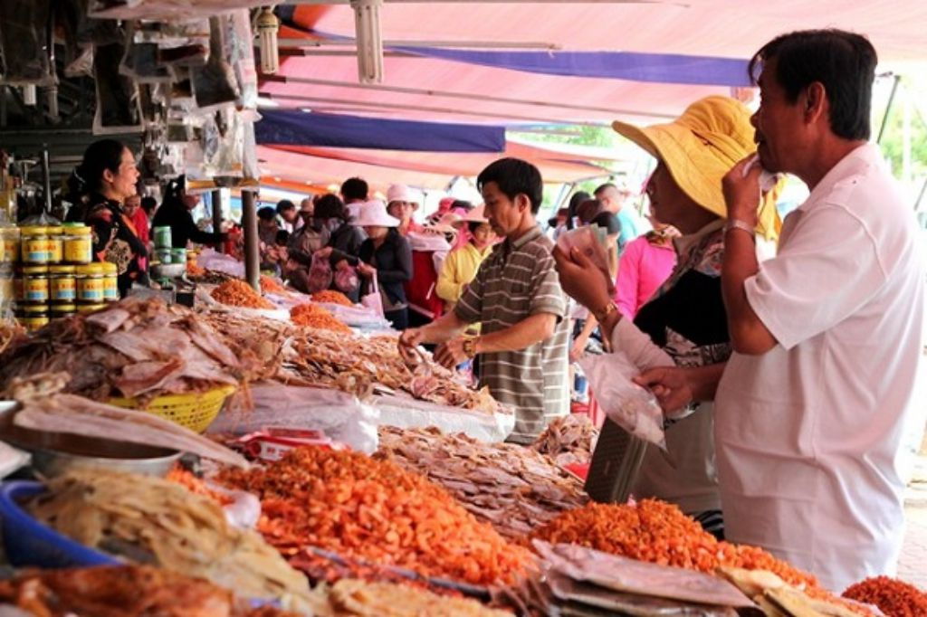 Từ trung tâm thị trấn Dương Đông đến chợ Hàm Ninh có quãng đường khoảng 12 – 14 km về phía Đông đảo