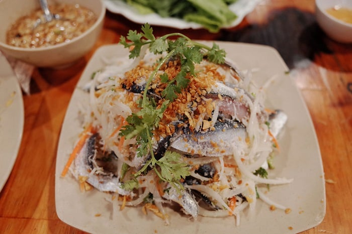 Gỏi cá trích làm lên thương hiệu đảo Ngọc