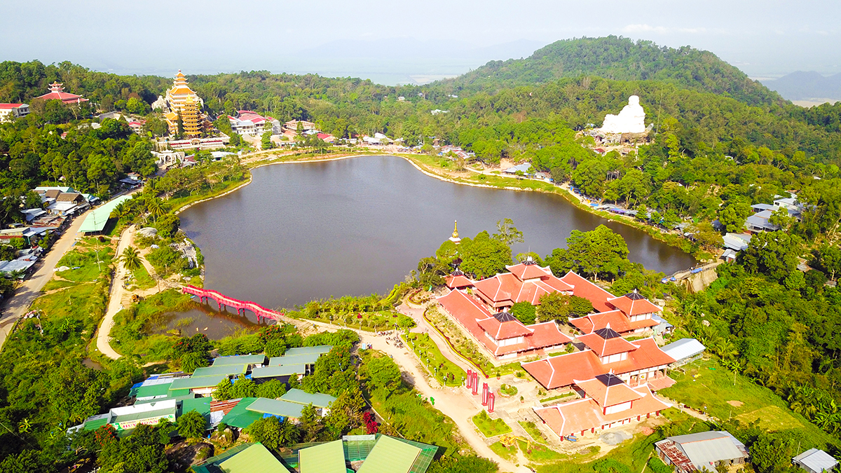 Chùa Vạn Linh là một trong những điểm dừng chân nổi bật khi đến núi cấm An Giang