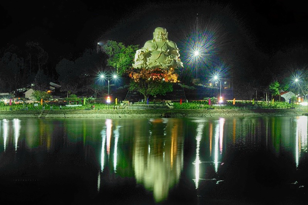 Núi Cấm đón lượng lớn khách hành hương, đặc biệt vào khoảng tháng Giêng đến tháng Ba âm lịch