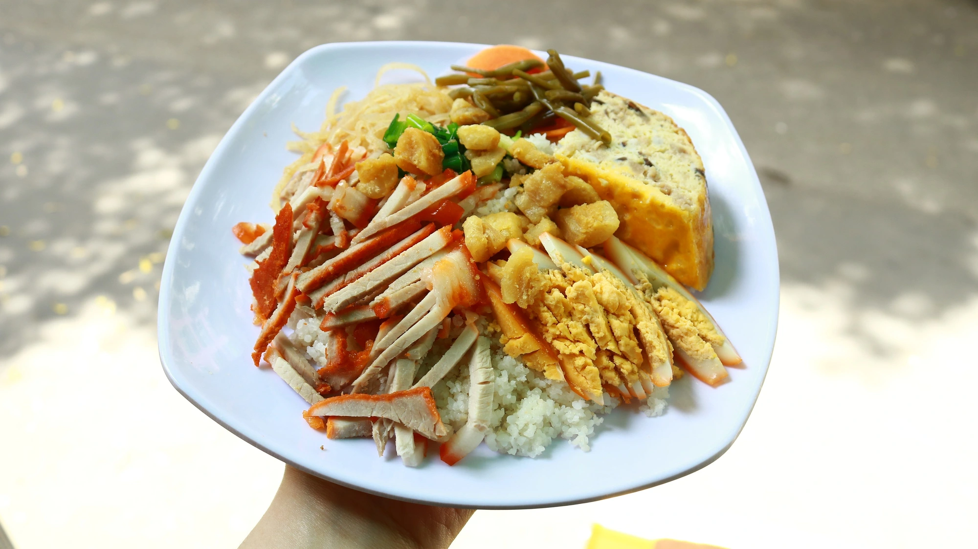 Điểm nhận diện rõ nhất của cơm tấm Long Xuyên nằm ở hạt cơm