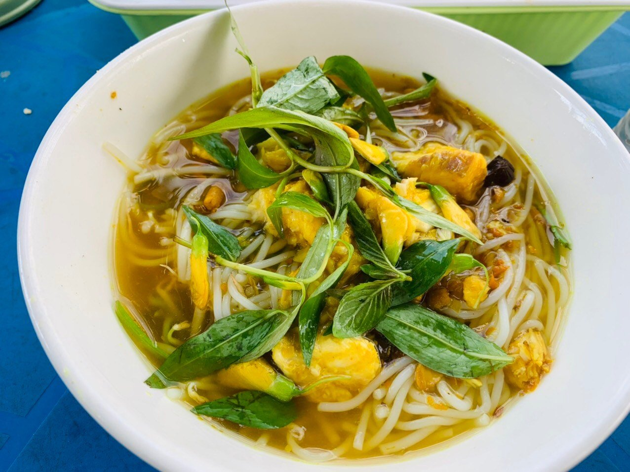 Để tạo nên một tô bún cá Châu Đốc đúng điệu, người nấu phải chuẩn bị nhiều nguyên liệu quen thuộc nhưng đòi hỏi sự tinh chọn