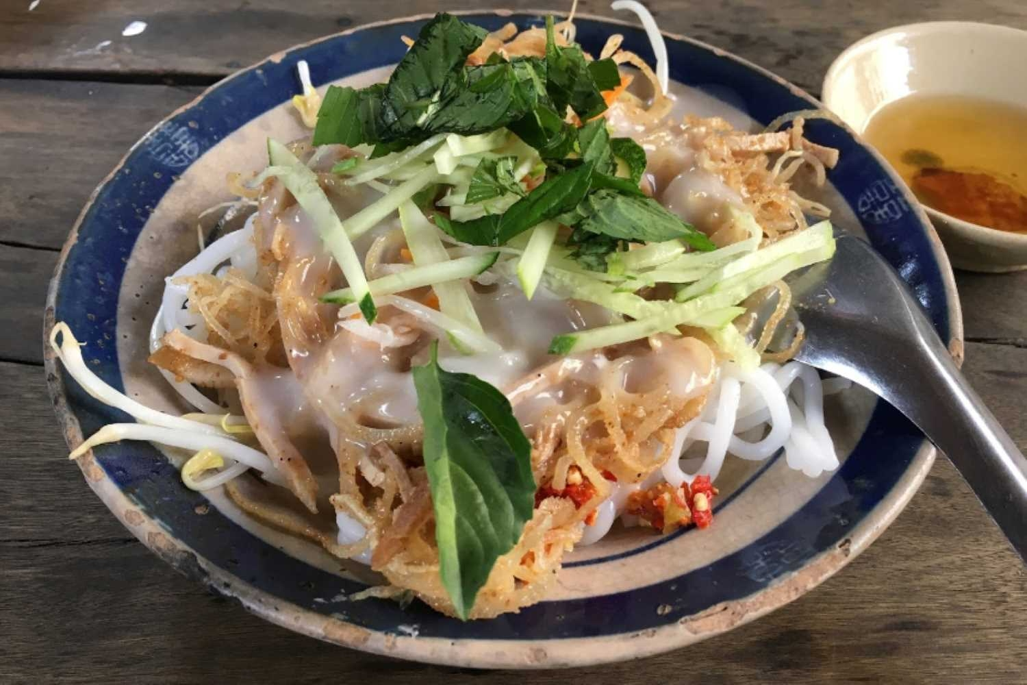 Món bánh tằm bì là lựa chọn quen thuộc của người dân địa phương