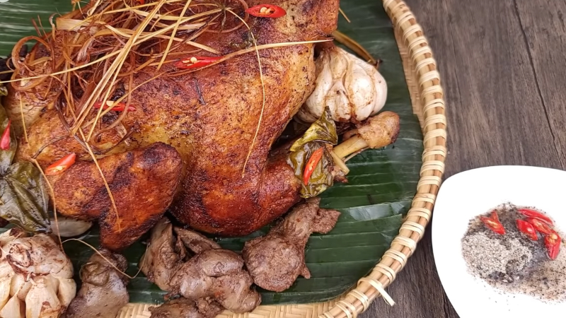Nếu phải chọn một yếu tố làm nên linh hồn của gà đốt lá chúc Ô Thum, đó chắc chắn là lá chúc