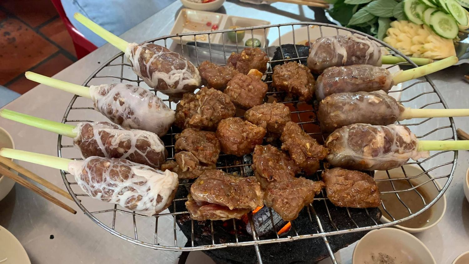 Để trải nghiệm đúng vị bò bảy món núi Sam, du khách nên ưu tiên những quán lâu năm quanh khu vực Núi Sam