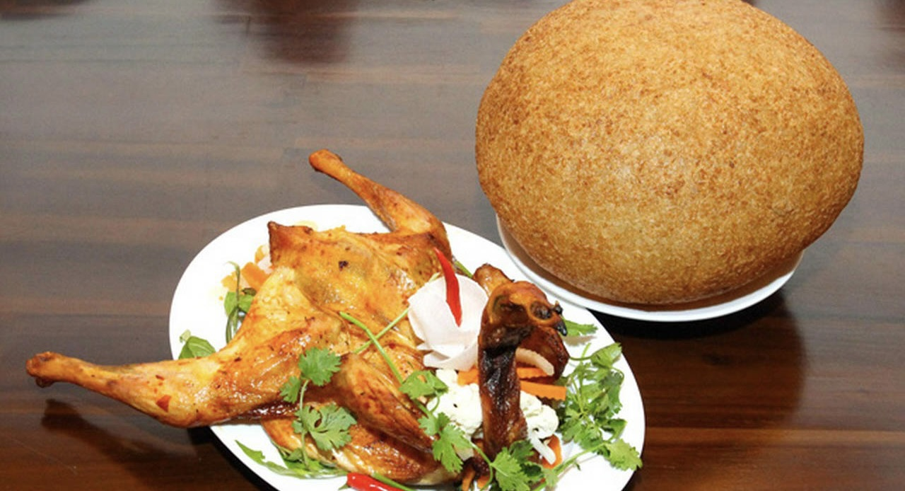 Một trong những cách ăn phổ biến nhất của xôi phồng An Giang là dùng kèm gà thả vườn