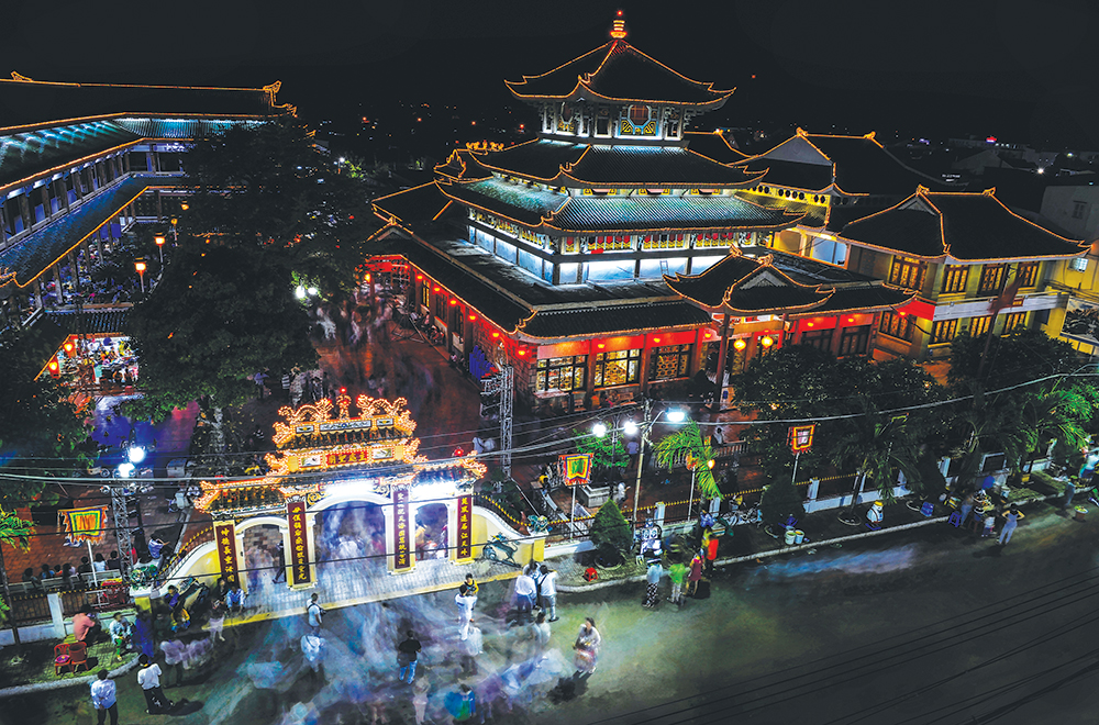 Nhắc đến du lịch Châu Đốc, nhiều người nghĩ ngay đến Miếu Bà Chúa Xứ Núi Sam linh thiêng