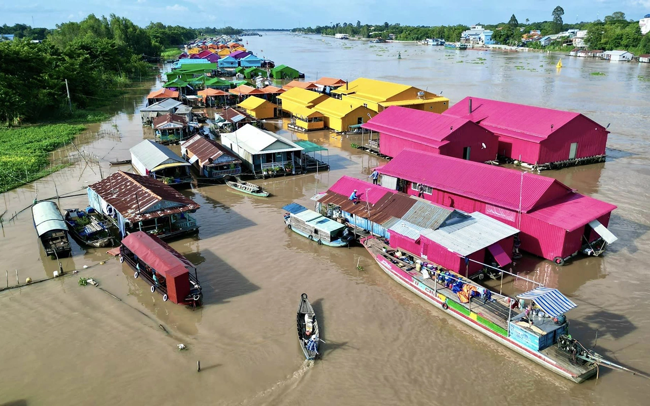 Khí hậu Châu Đốc nhìn chung ôn hòa quanh năm, chia thành hai mùa rõ rệt là mùa khô và mùa mưa