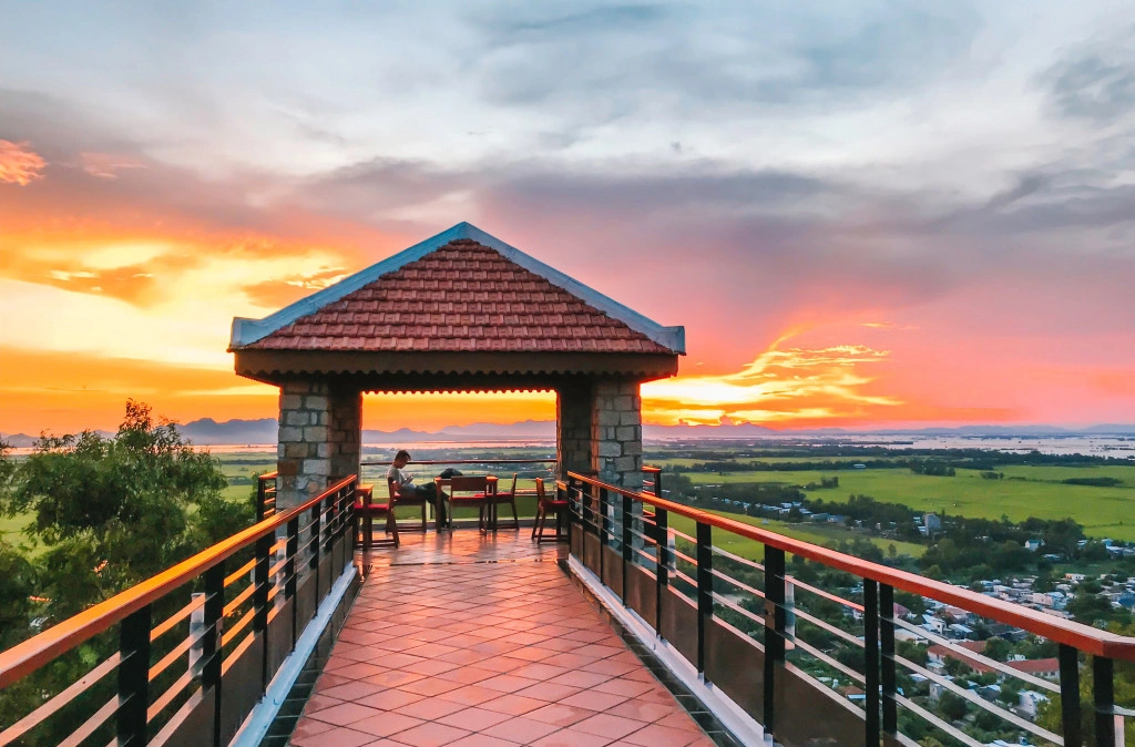 Đặt phòng sớm vào mùa cao điểm sẽ giúp chuyến du lịch Châu Đốc tự túc tiết kiệm đáng kể chi phí