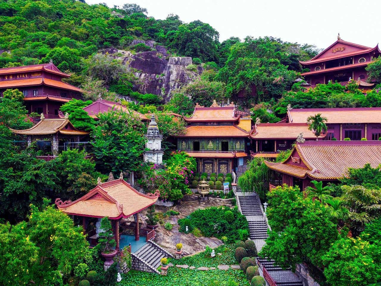 Phước Điền Tự gây ấn tượng với lối lên uốn lượn giữa mảng xanh cây cối và những bậc đá phủ rêu cổ kính