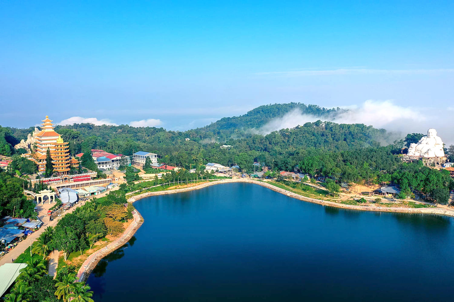 Nếu bạn yêu thiên nhiên và thích trải nghiệm mạo hiểm hơn, có thể thay đổi lịch trình ngày thứ hai bằng chuyến khám phá Núi Cấm